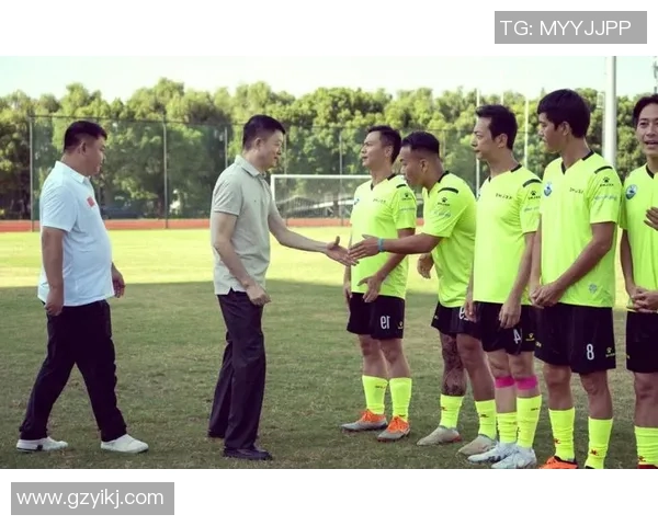 上海足球队配合引发热议球迷对战术和默契的不同看法