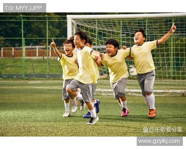 孩子们的足球梦想在绿茵场上绽放光彩与友谊的传递