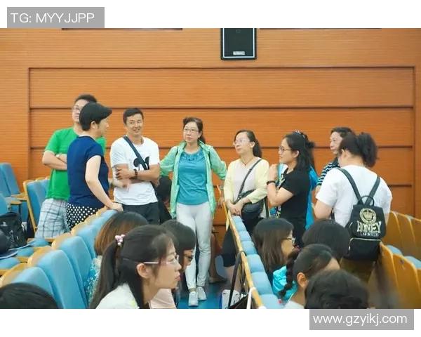 足球教练用书：提升战术素养与团队协作的全面指南与实用技巧分享